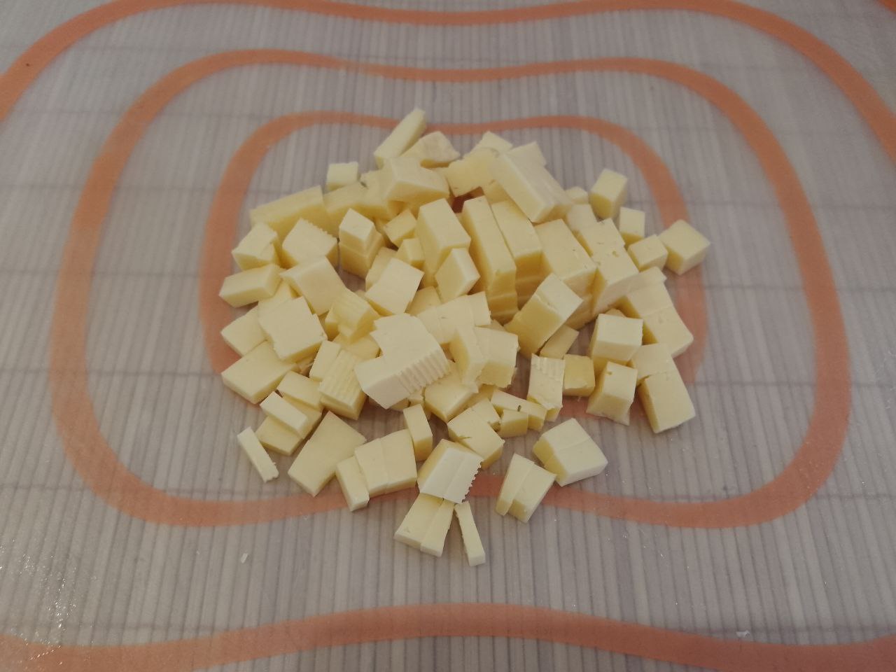 Котлеты из рубленого куриного филе и сыра: Сыр разрезаем небольшими кубиками.
