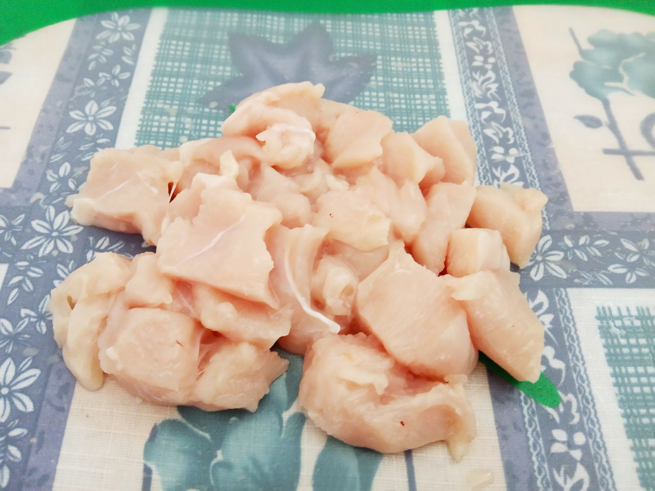 Чечевица тушеная с овощами, полезно и вкусно: Филе промываем водой, просушиваем, разрезаем на небольшие кусочки и обжариваем на растительном масле.