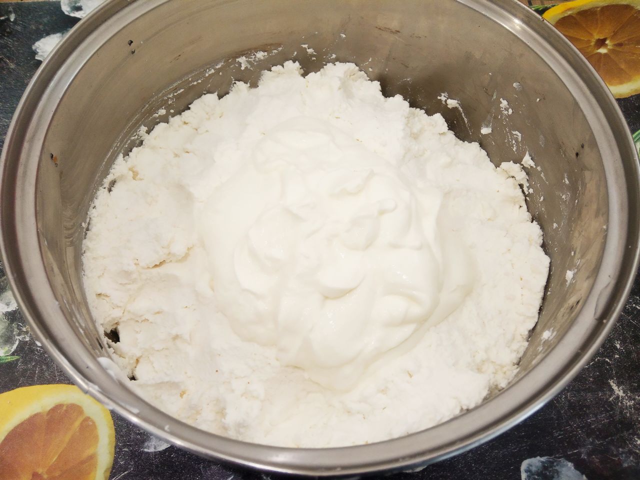 Нежная творожная пасха с цукатами и изюмом: В кастрюлю с двойным дном протертым творогом добавляем сметану и размягченное сливочное масло кусочками,