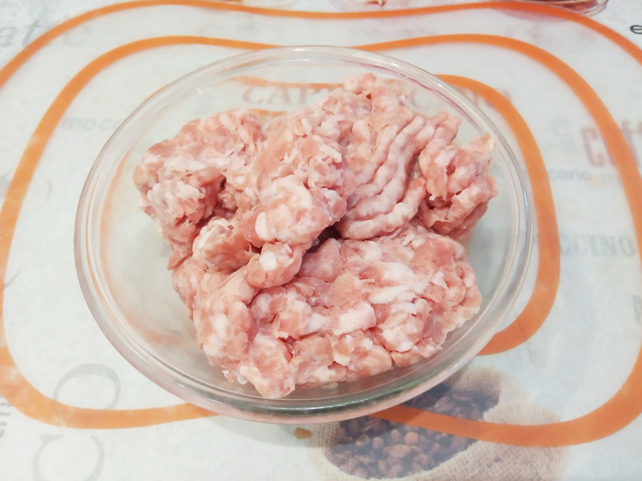 Картофель тушеный и фаршированный мясным фаршем: Мясо промываем, просушиваем и пропускаем через мясорубку.