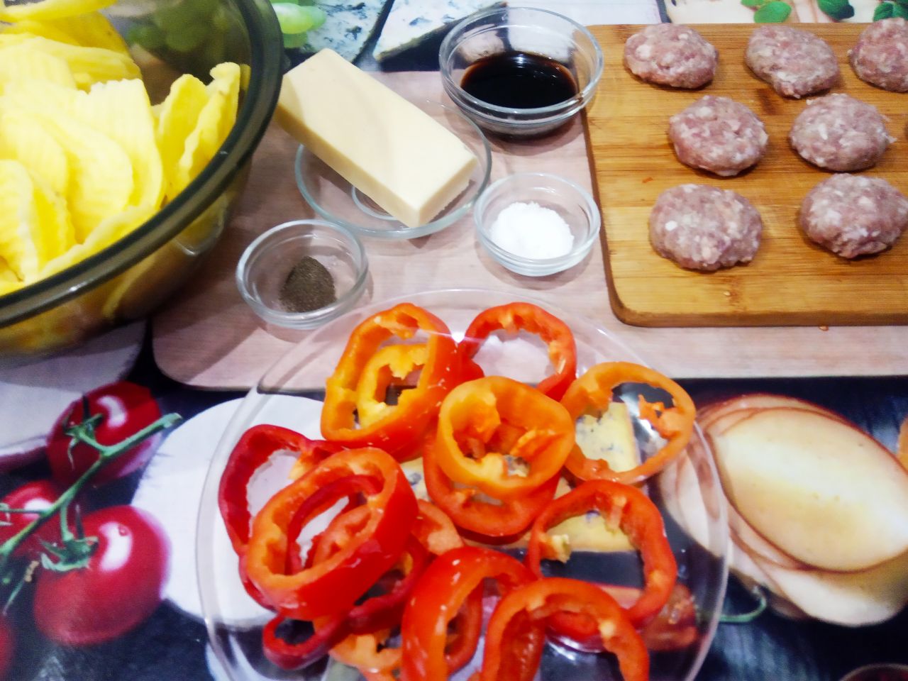 Картофель запеченный с фаршем, перцем и сыром, в духовке