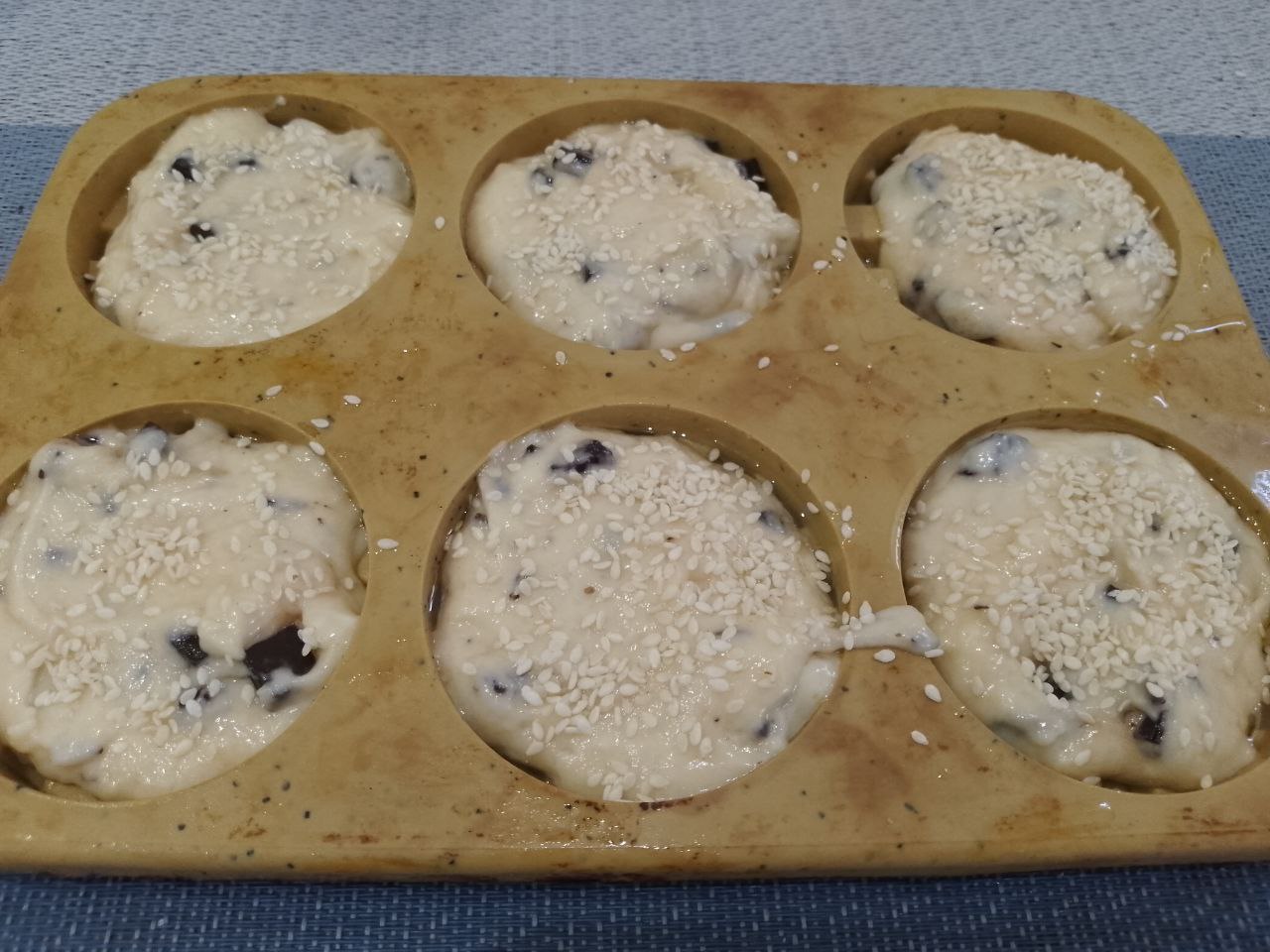 Вафли мягкие воздушные, с шоколадом и кунжутом: Сверху вафли посыпаем кунжутом.