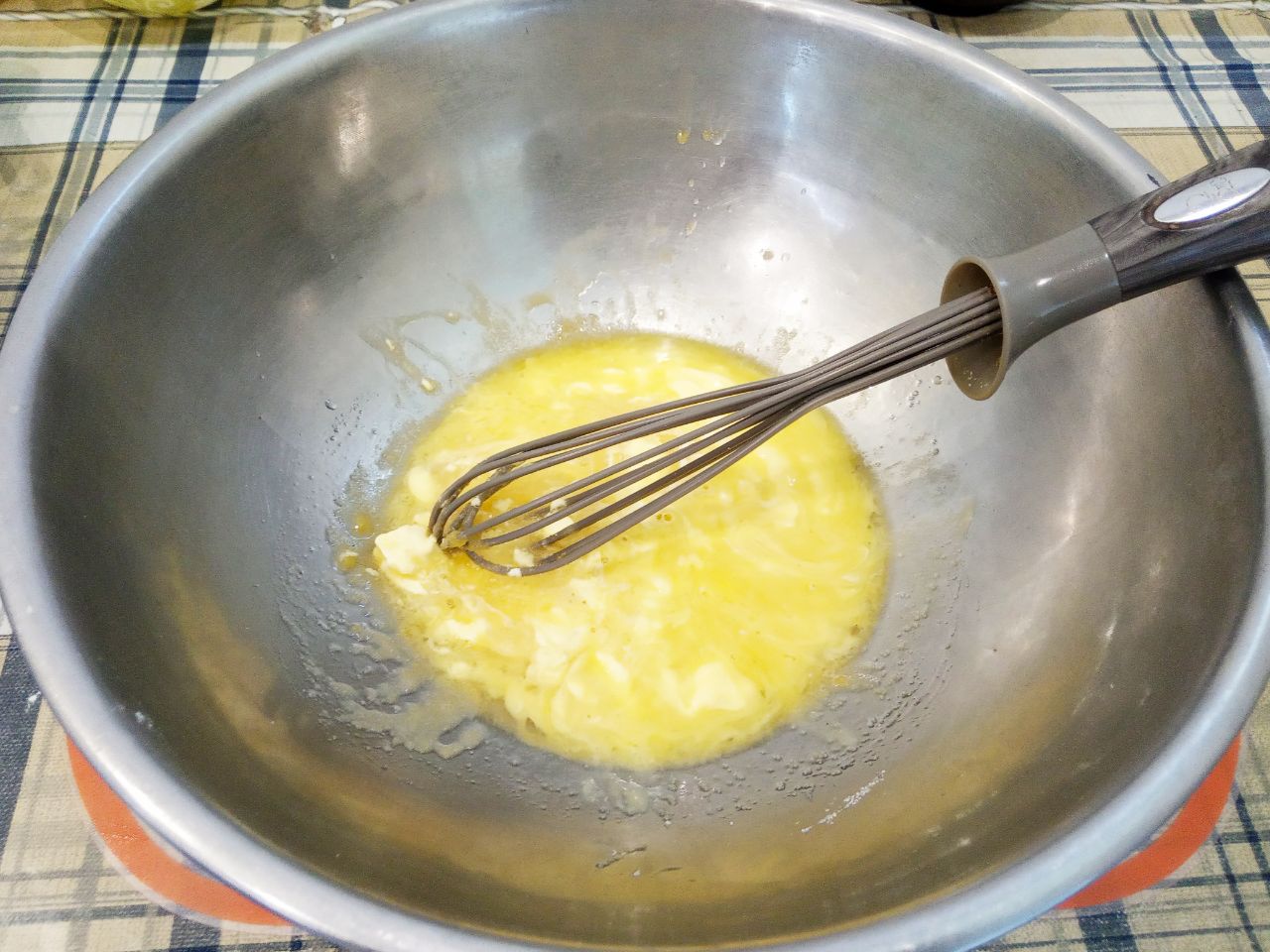 Воздушные и нежные булочки с заварным кремом и изюмом: Добавляем размягченное сливочное масло, размешиваем.