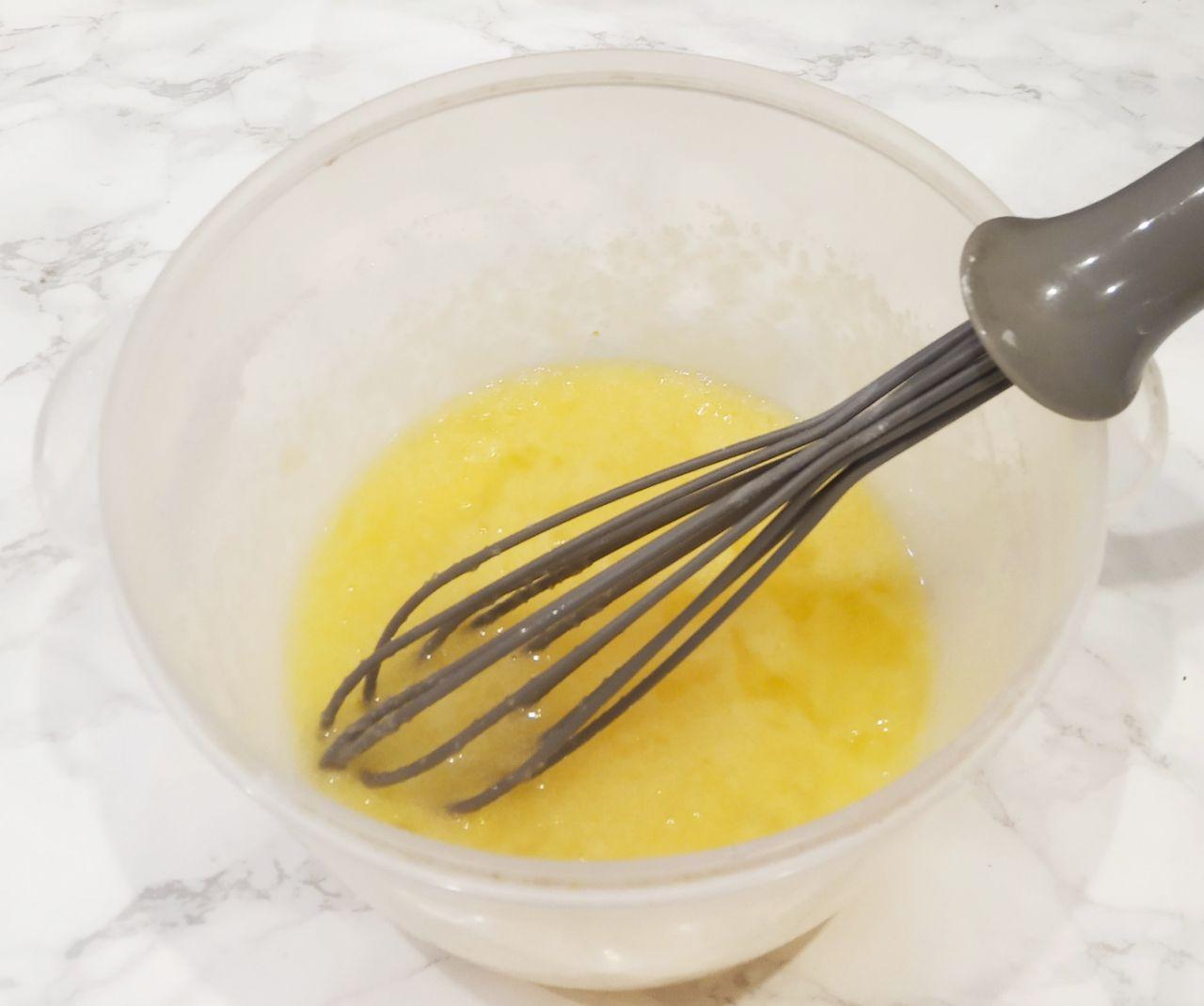 Простой рецепт вкусного пирога на кефире со сливами: Яйца тщательно растираем с сахаром.