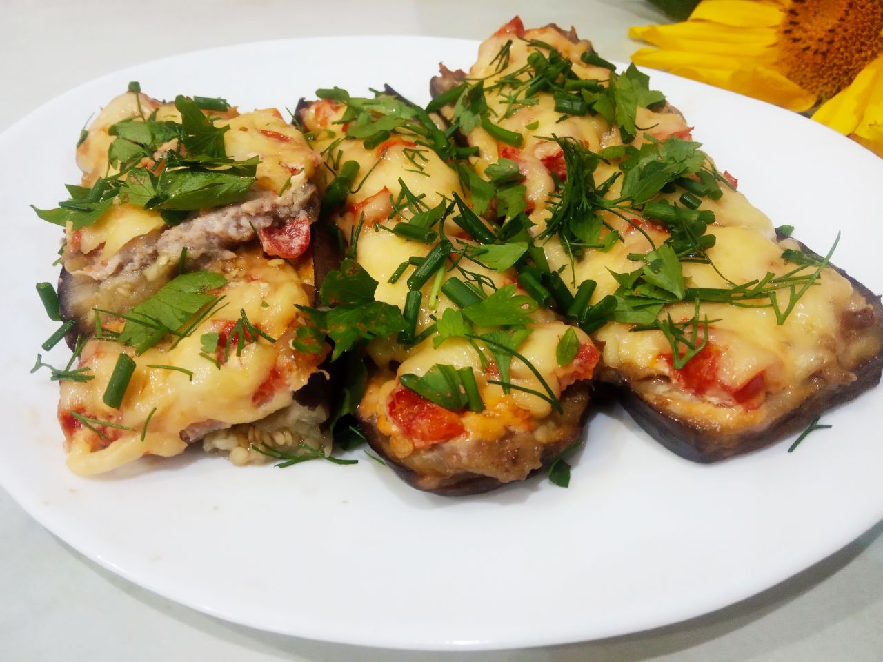 Запеченные баклажаны с фаршем, помидорами и сыром, в духовке