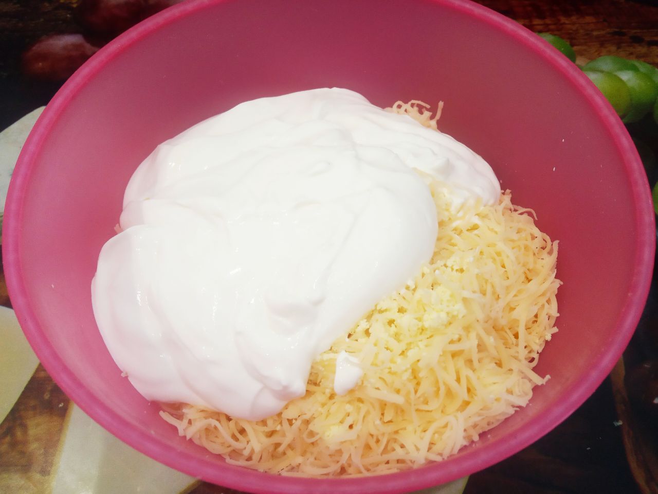 Мясной соус со сметаной, сыром и вареными желтками, к макаронам: Добавляем тертый сыр и сметану, пробиваем блендером.