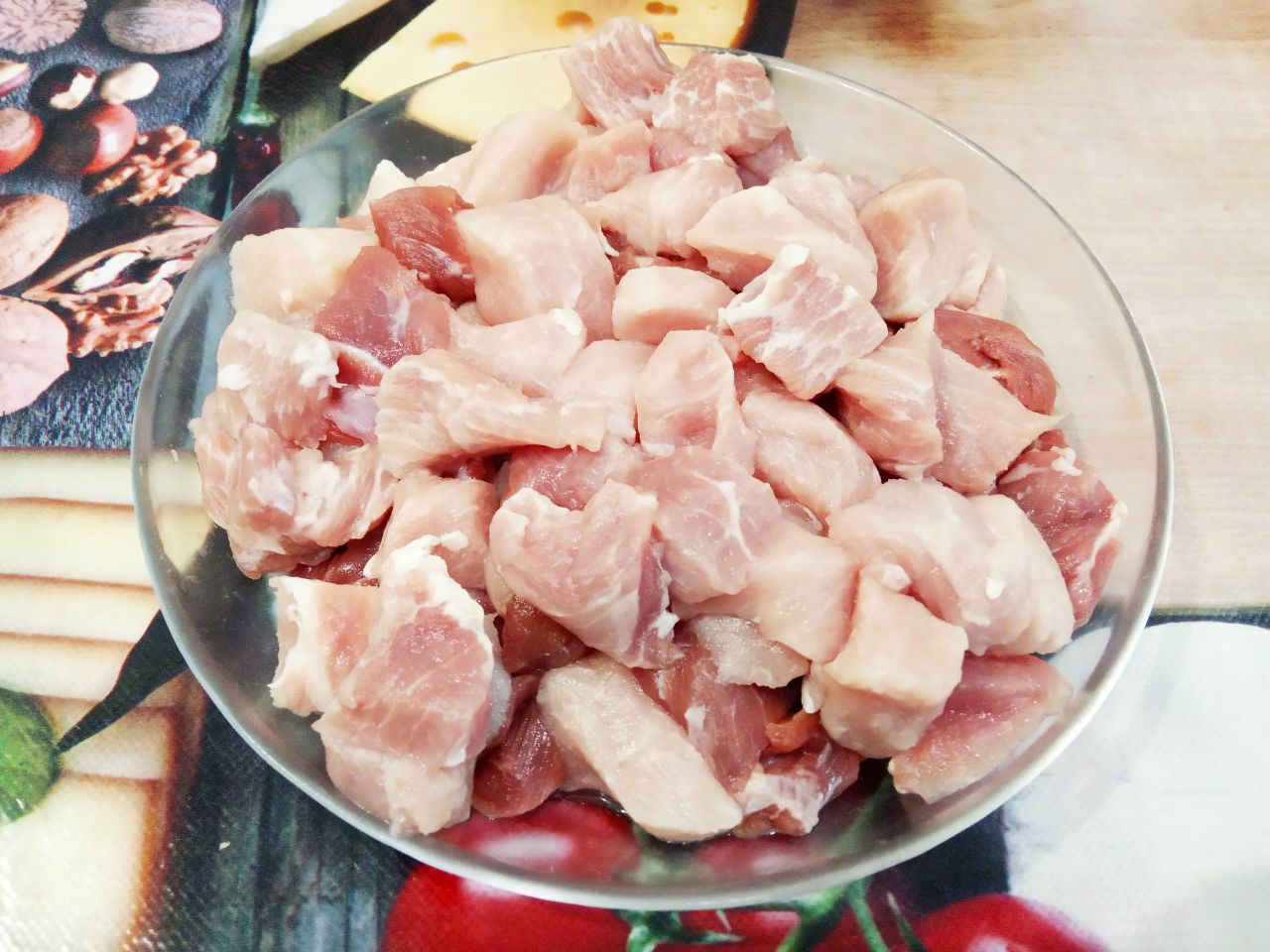 Бурый рис с мясом, в мультиварке: Мясо промываем водой, просушиваем и разрезаем на кусочки небольшого размера.