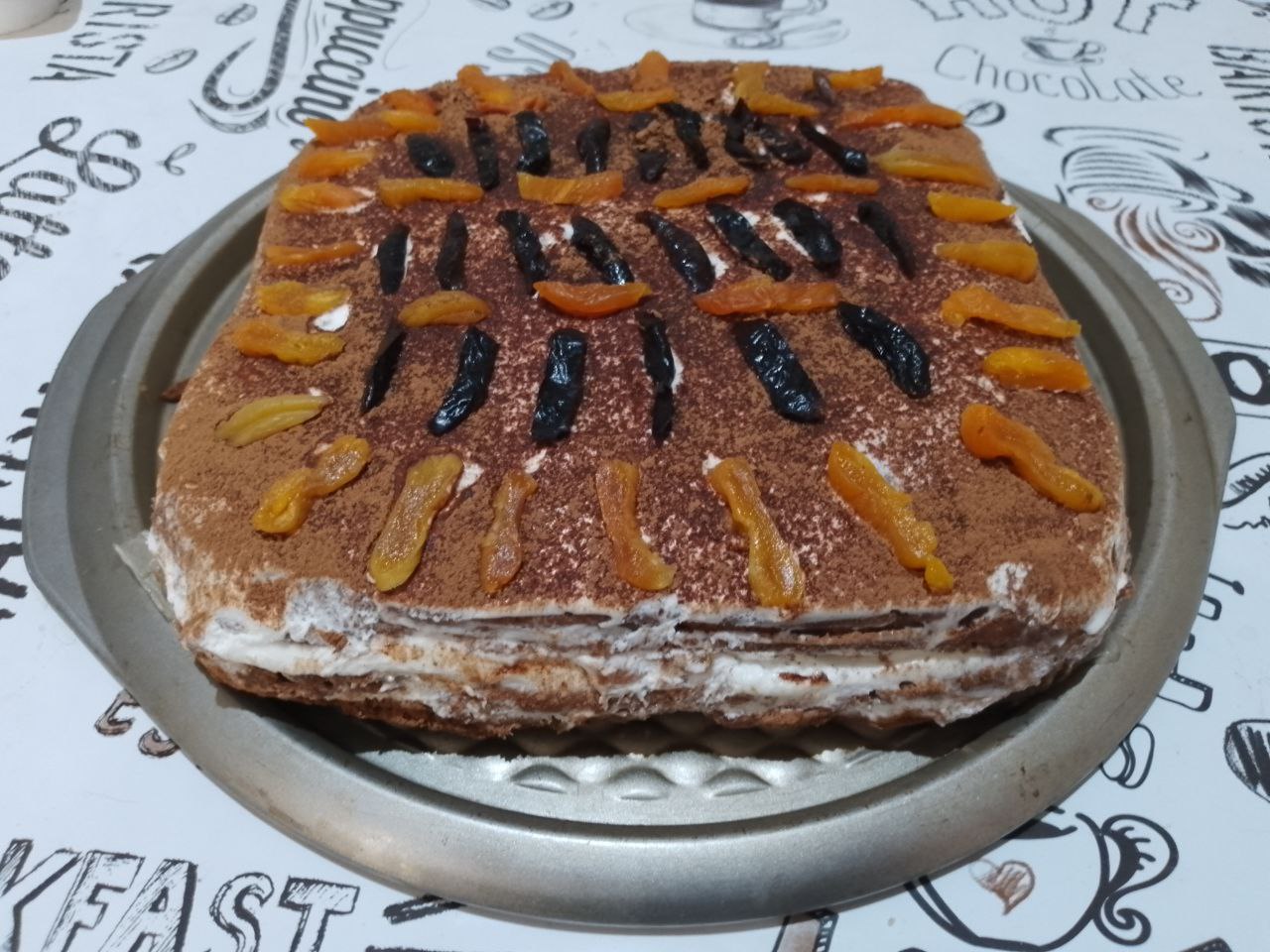 Шоколадный торт с нежным кремом из сметаны, сливок и сухофруктов
