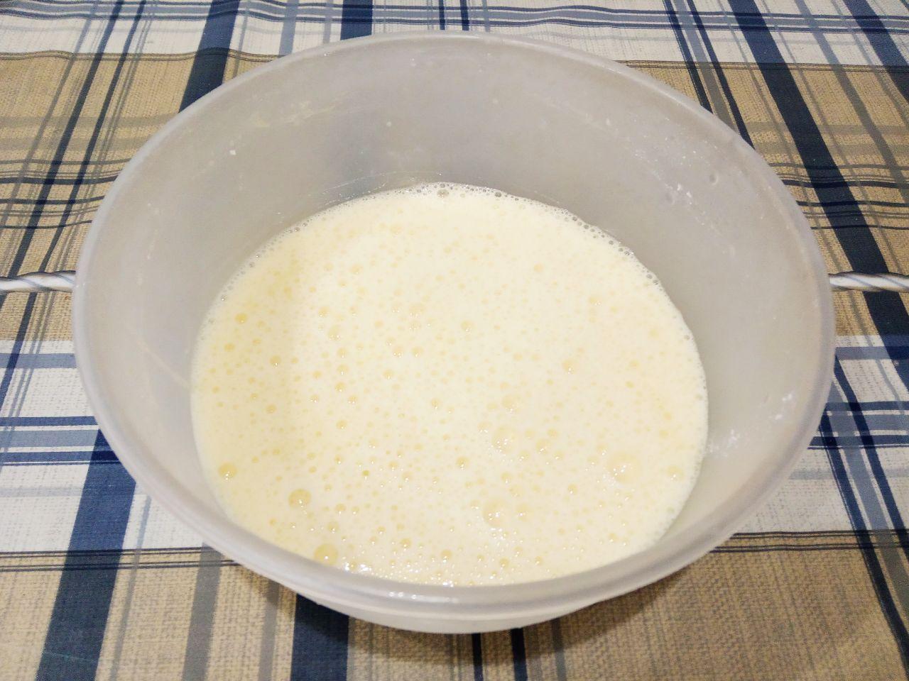 Шоколадная творожная пасха с изюмом и цукатами: Яйца разбиваем в емкость или чашу, всыпаем сахар и взбиваем миксером до загустения.
