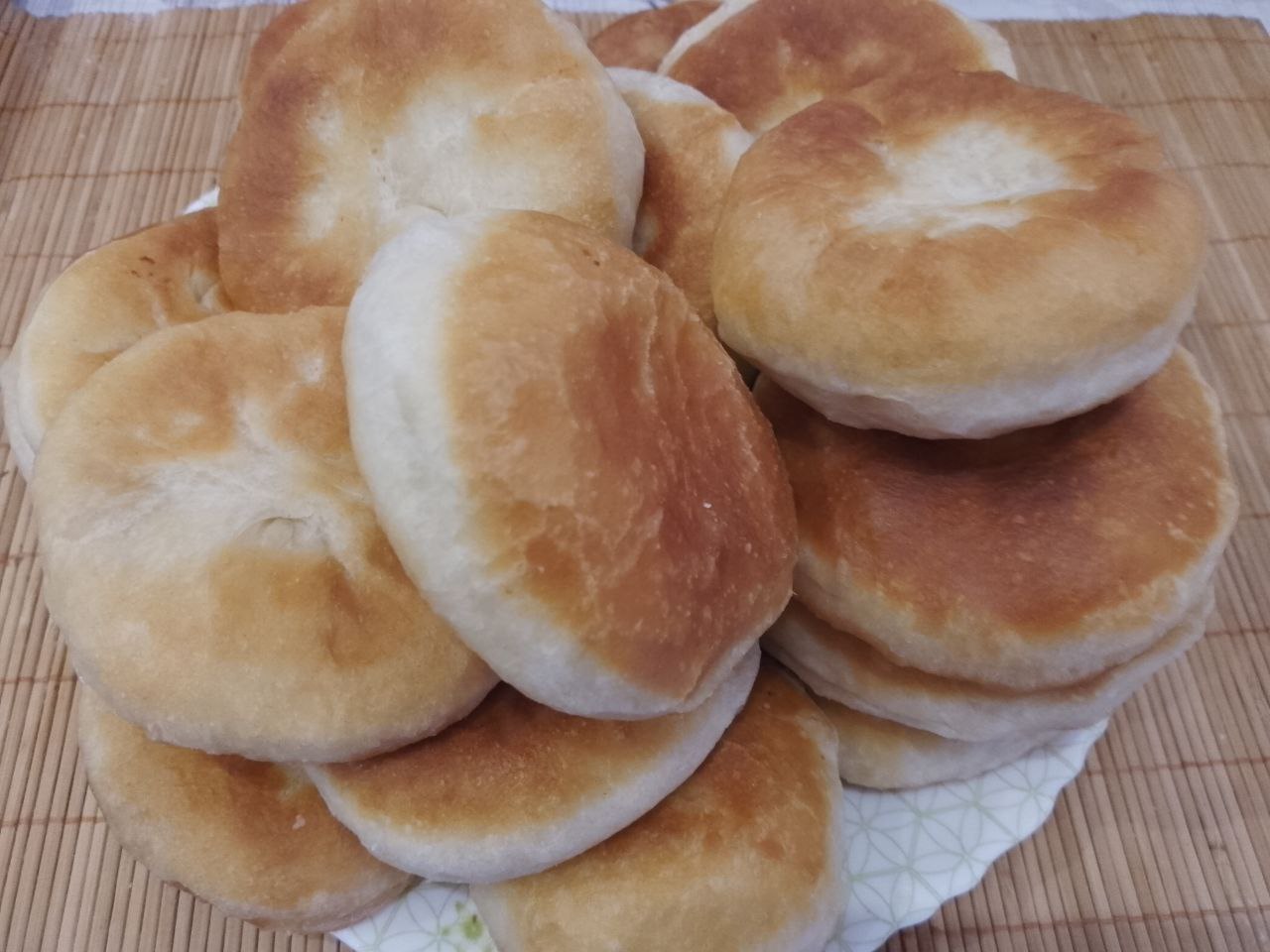 Пирожки из дрожжевого теста на сметане, с мясной начинкой, жареные на сковороде: Испеченные пирожки выкладываем на бумажное полотенце, чтобы убрать излишки жира. Потом пирожки складываем на