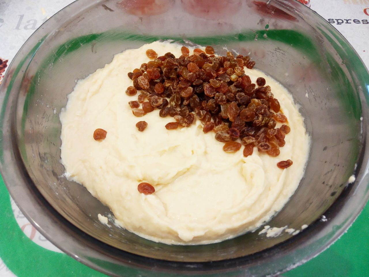 Домашний кекс с изюмом и с добавлением творога, нежный и вкусный: Кладем изюм  и размешиваем, пока изюм равномерно не распределится.