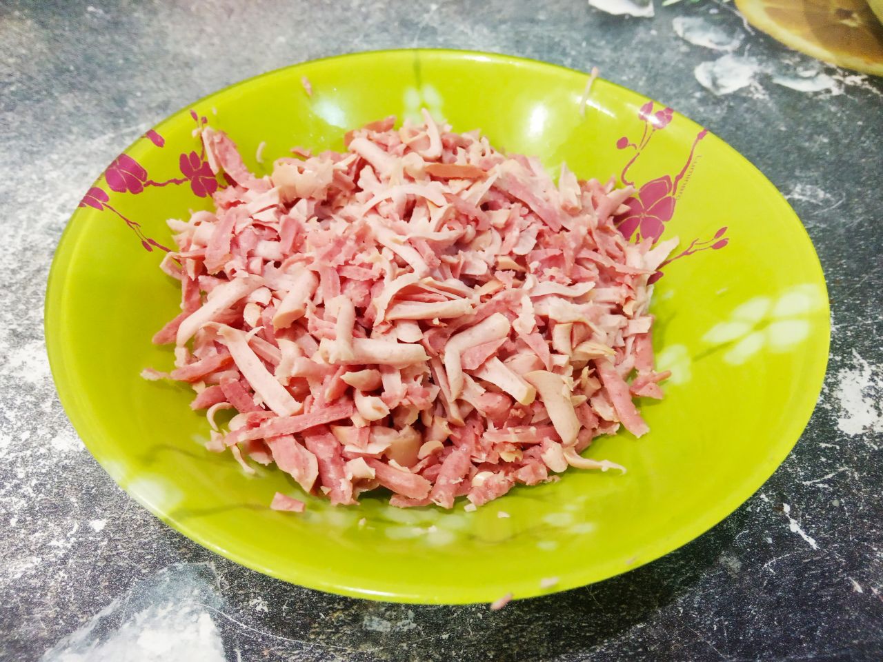 Горячие бутерброды на завтрак, просто и вкусно: Колбасу также натираем на терке.