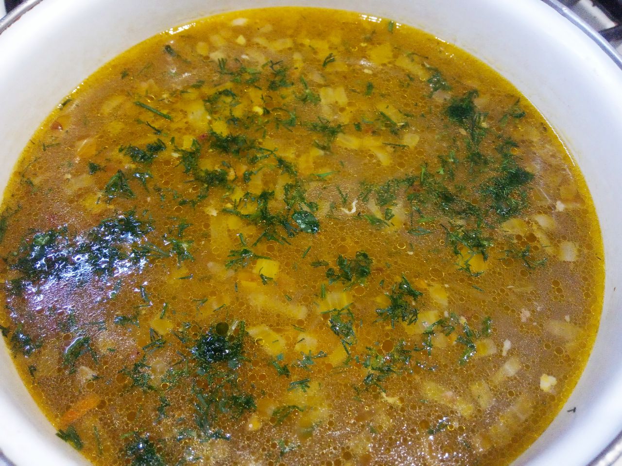 Рецепт гречневого супа с куриными мясом: Зелень промываем, просушиваем и мелко нарезаем. Зелень на зиму я замораживаю и в зимнее время добавляю