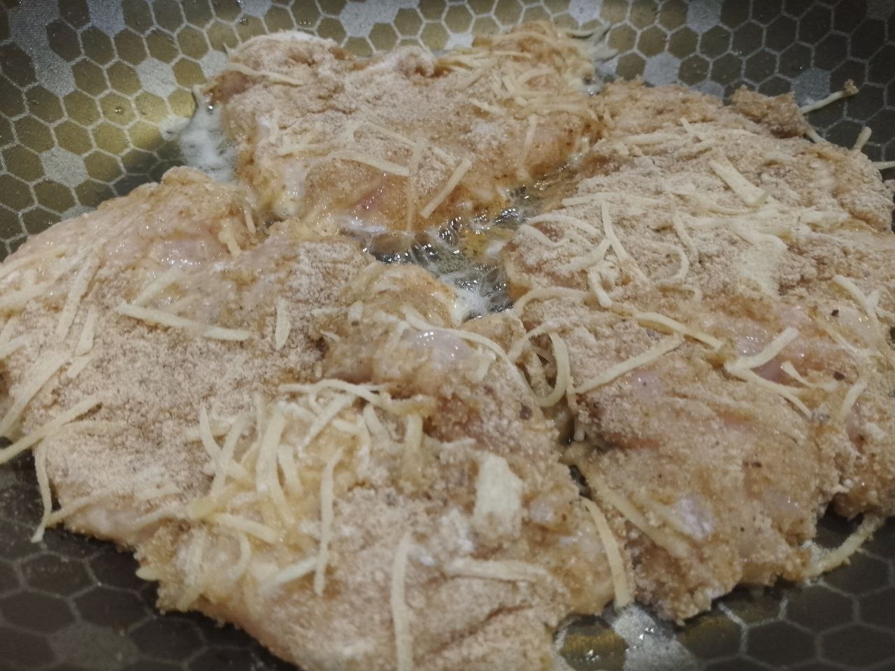 Курица пармиджано с протертыми помидорами и сыром: Разогреваем сковороду с растительным маслом и укладываем филе. Обжариваем филе на небольшом огне до
