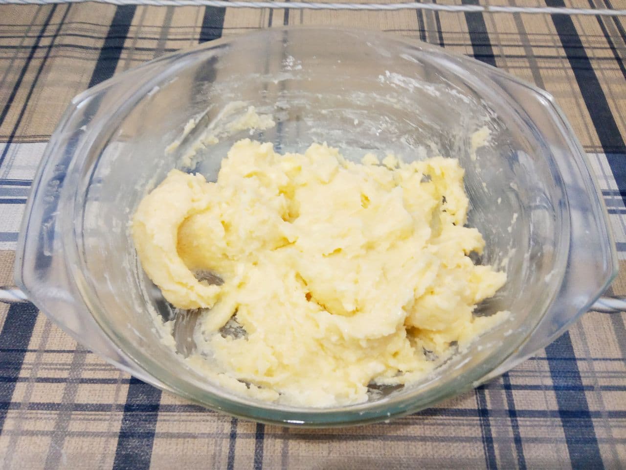 Рассыпчатое песочное домашнее печенье с крахмалом, вкусно и просто: Кладем в смесь измельченное размягченное сливочное масло и размешиваем до однородного состояния.