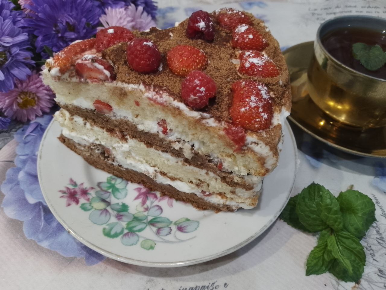Бисквитный торт с клубникой и взбитыми сливками, нежный и вкусный