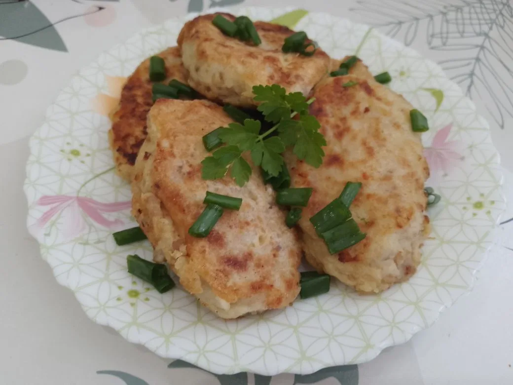 Котлеты из картофельного пюре и фарша, в яичном кляре