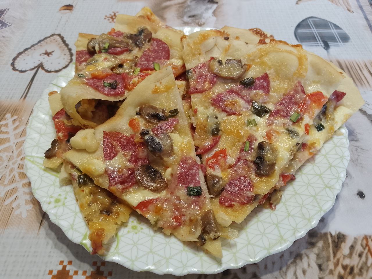 Домашняя пицца с шампиньонами, колбасой, помидорами и сыром