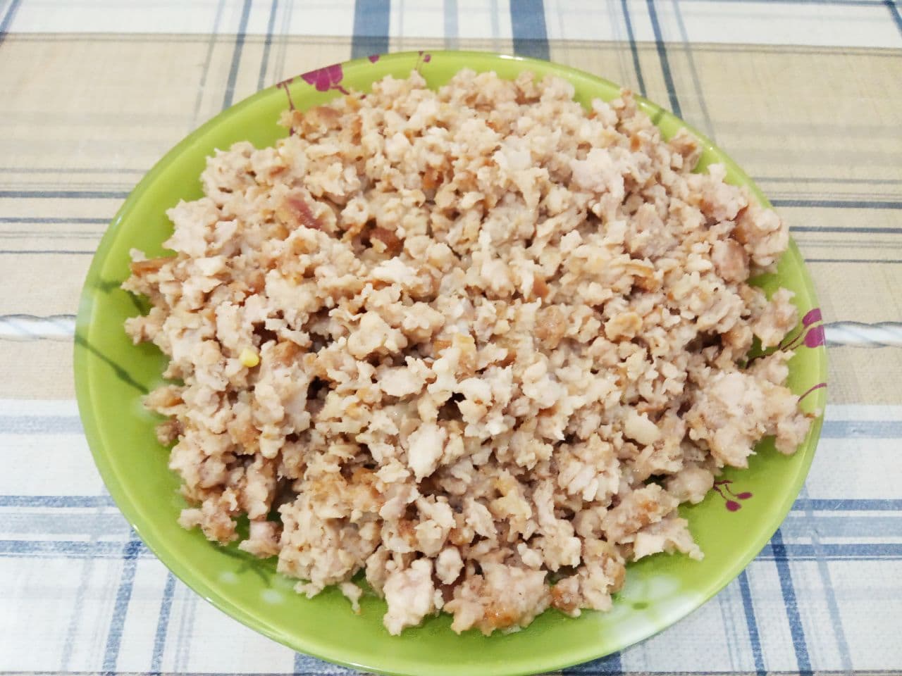 Пирожки с мясной начинкой из картофельного дрожжевого теста, жареные на сковороде: Лук мелко измельчаем и поджариваем на жире до золотистого цвета, добавляем фарш, солим и перчим по вкусу.