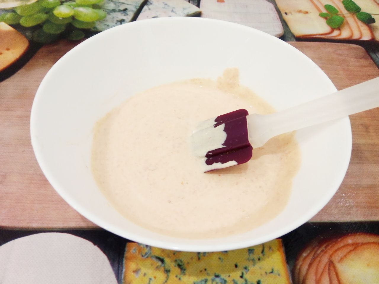 Ленивые голубцы, запеченные в духовке, вкусные и сытные: В миске смешиваем сметану, разведенную томатную пасту кипяченой водой и муку, хорошо перемешиваем до