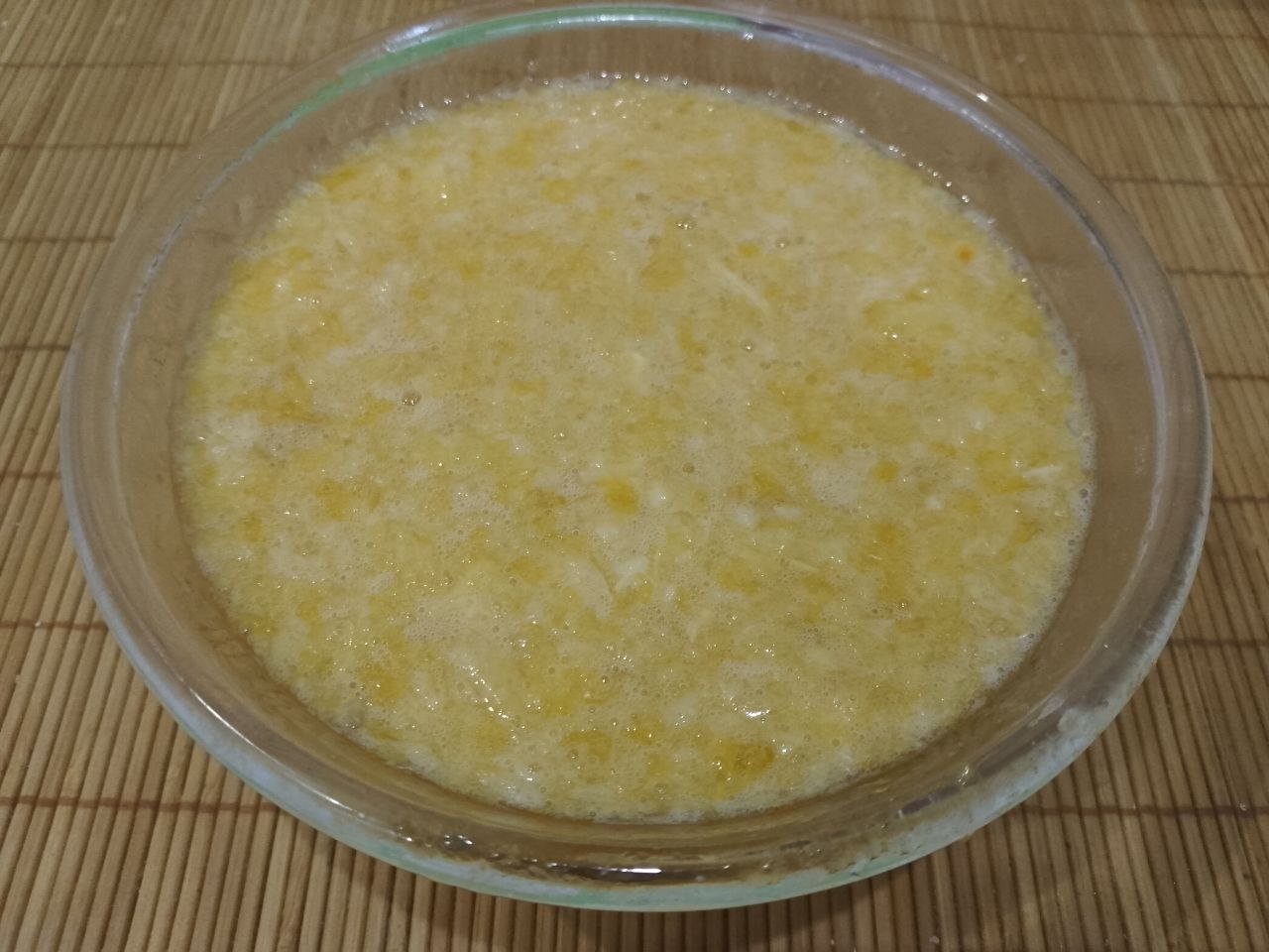 Домашнее мандариновое печенье, просто и вкусно: В мандариновый сок добавляем соду, перемешиваем и выливаем в растертые яйца, размешиваем.
