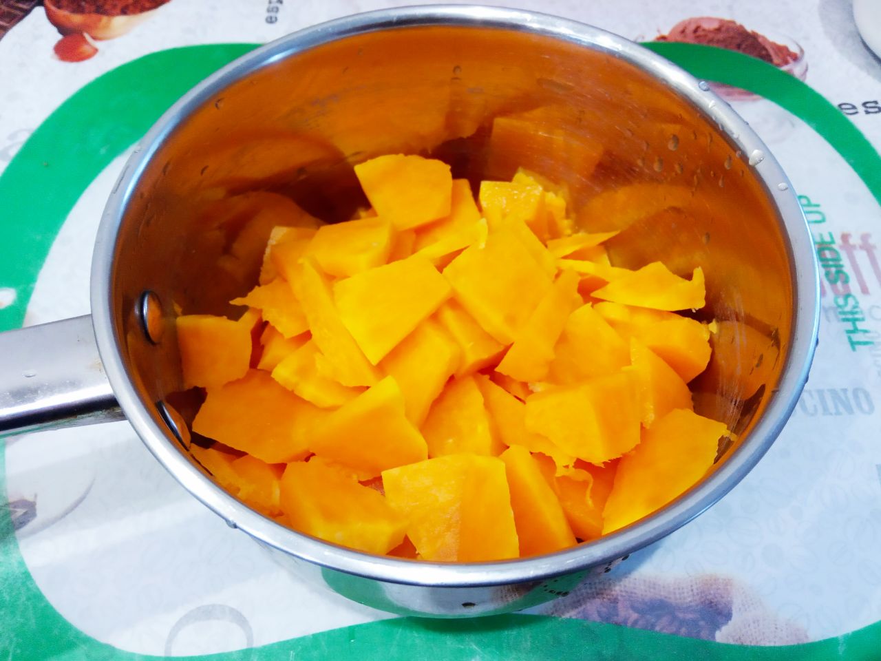 Простой рецепт тыквенной каши с манной крупой и изюмом: Тыкву очищаем от кожуры, промываем и измельчаем на ломтики.