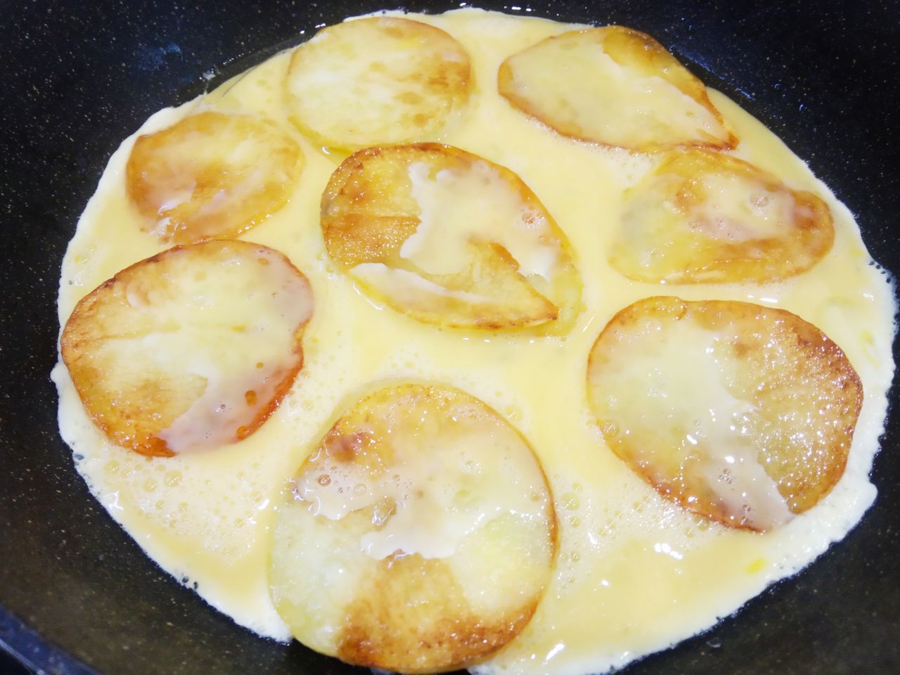 Вкусный и сытный завтрак или ужин: Яйца разбиваем в чашу и взбиваем, солим по вкусу. Выливаем яйца на картофель.