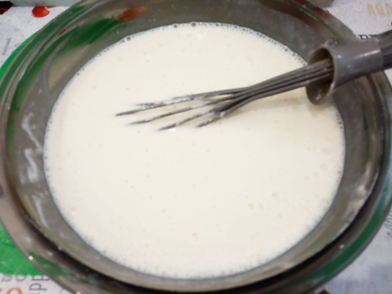 Блинчики с мясной начинкой из фарша и лука, вкусно и сытно: В кипяток добавляем соду, перемешиваем и выливаем в блинное тесто.