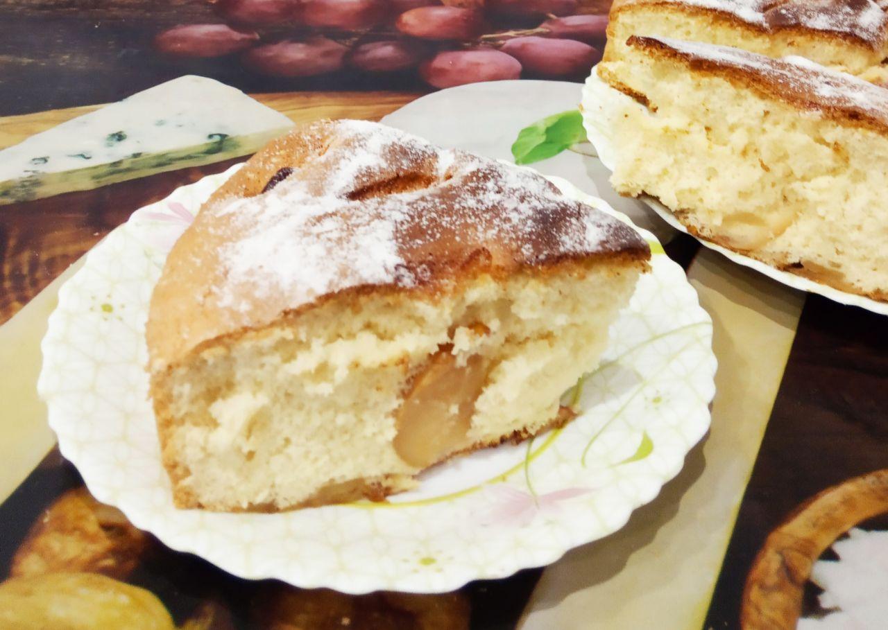 Воздушный бисквитный пирог с яблоками