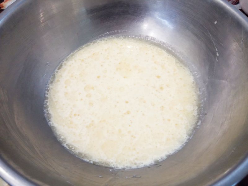 Пирожки с фасолевой начинкой в чесночной заливке, просто и вкусно: Выливаем в разведенные дрожжи растительное масло, сметану и взбитые яйца, перемешиваем.