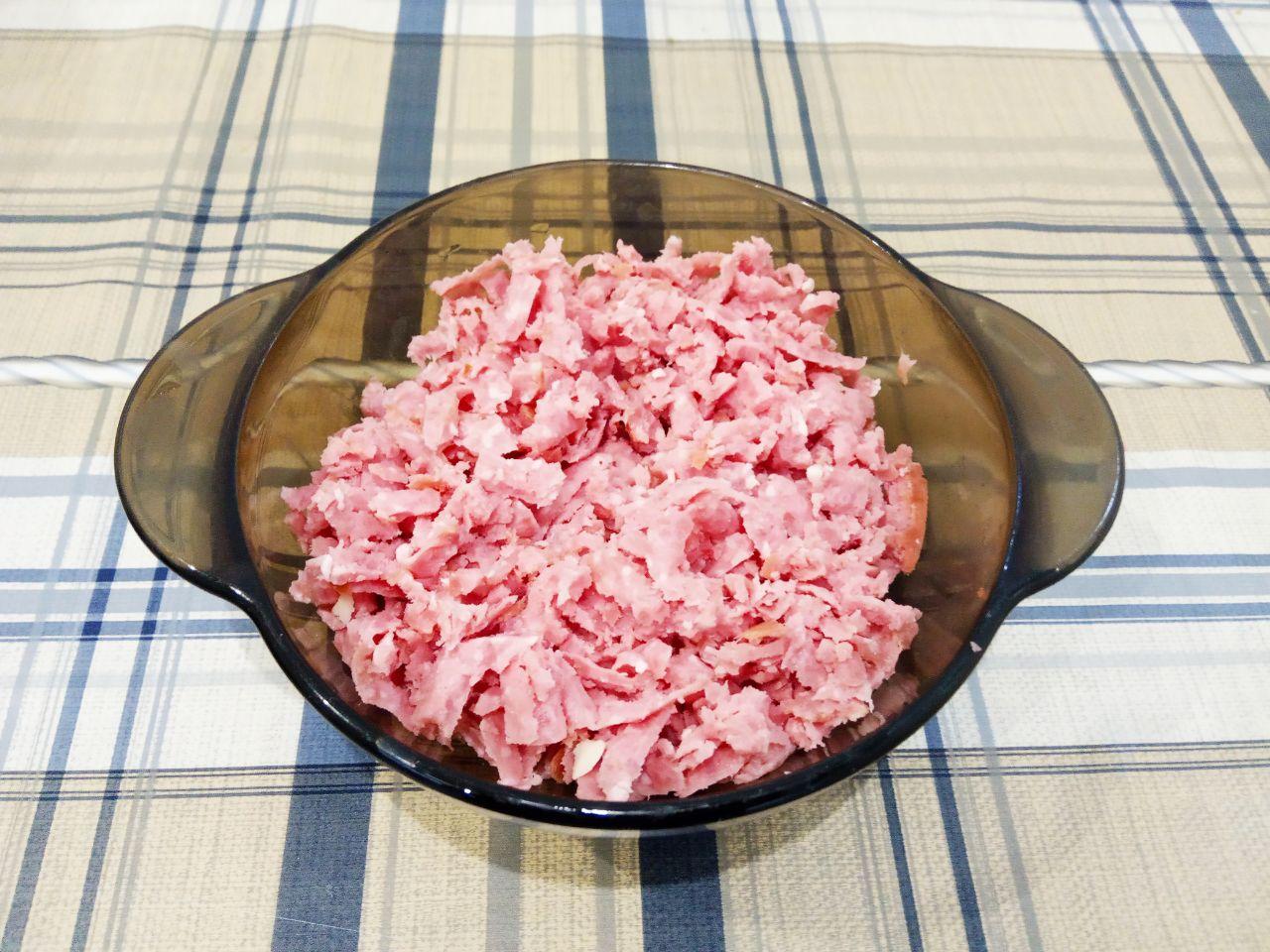 Котлеты из картофельного пюре, ветчины и сыра, просто и вкусно: Ветчину или колбасу мелко нарезаем или натираем на крупной терке, я в основном натираю на терке.