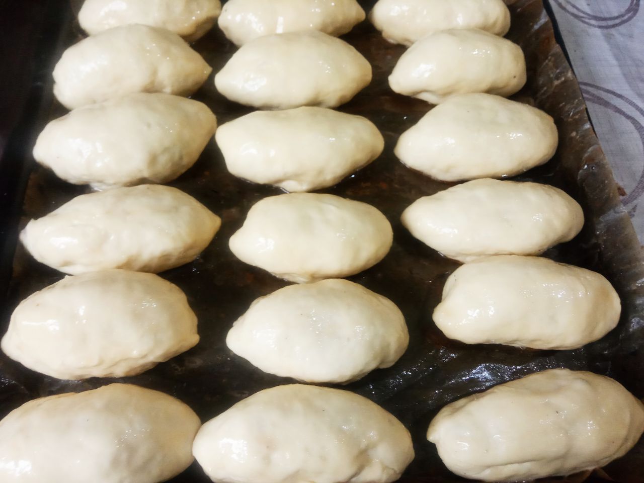 Пирожки с фасолевой начинкой в чесночной заливке, просто и вкусно: Яйцо взбиваем и смазываем пирожки.