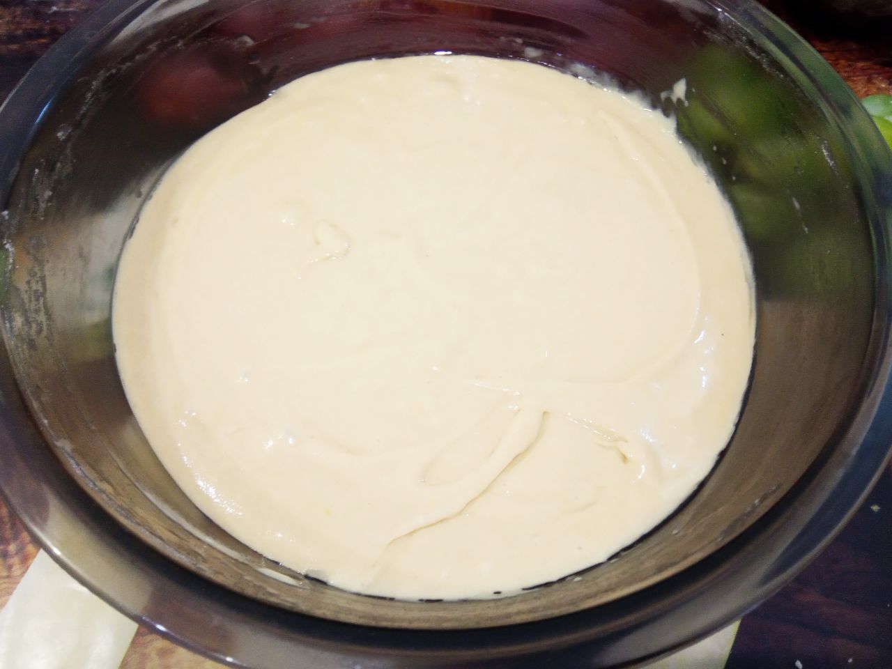 Чайный пирог с изюмом, воздушный и нежный: Муку просеиваем через мелкое сито и добавляем в смесь, размешиваем.