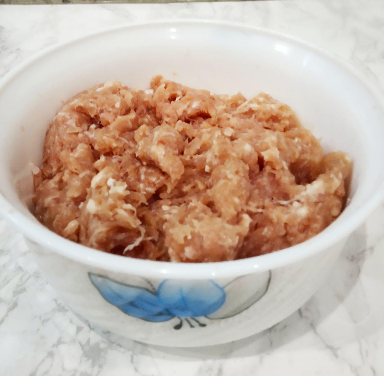 Пельмени из яичного теста  с мясом свинины, нежные и сочные: Тесто приготовлено, займемся приготовлением начинки. Мясо промываем, просушиваем  и разрезаем на небольшие