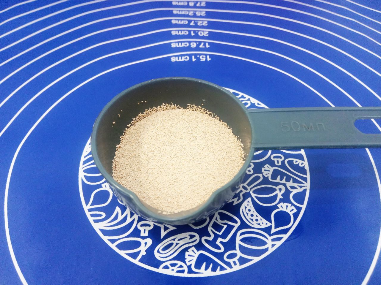 Булочки с начинкой из жареных яблок, изюма и корицы: Дрожжи сухие или свежие, разводим неполным стаканом теплого молока.