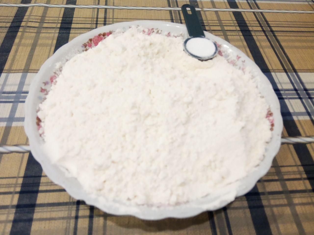 Рассыпчатое вкусное печенье с добавлением крахмала: Муку просеиваем через мелкое сито и добавляем в массу, замешиваем тесто. Тесто должно получится мягким и