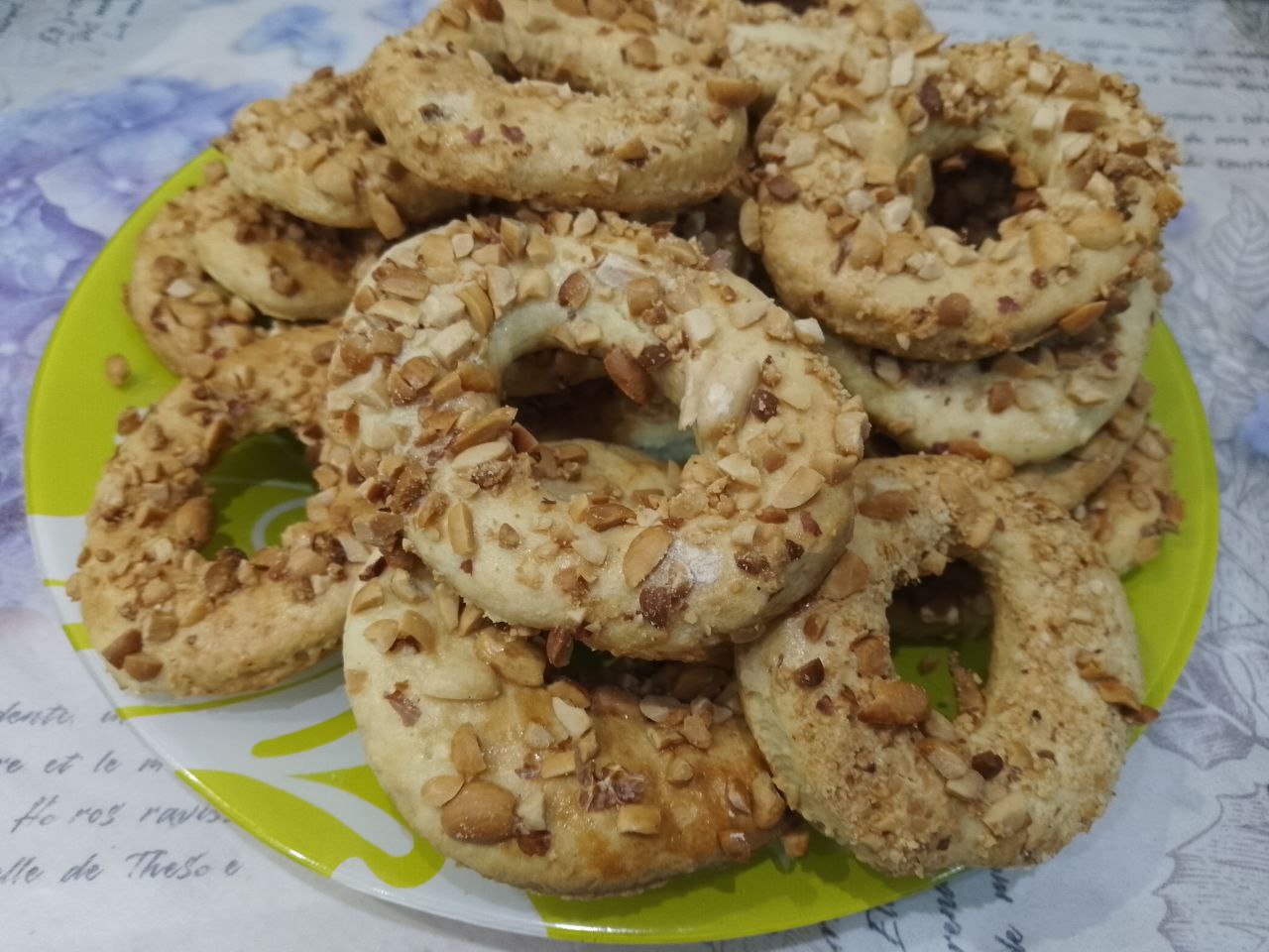 Песочные и рассыпчатые ореховые кольца: Печенье складываем на блюдо и подаем к чаю.