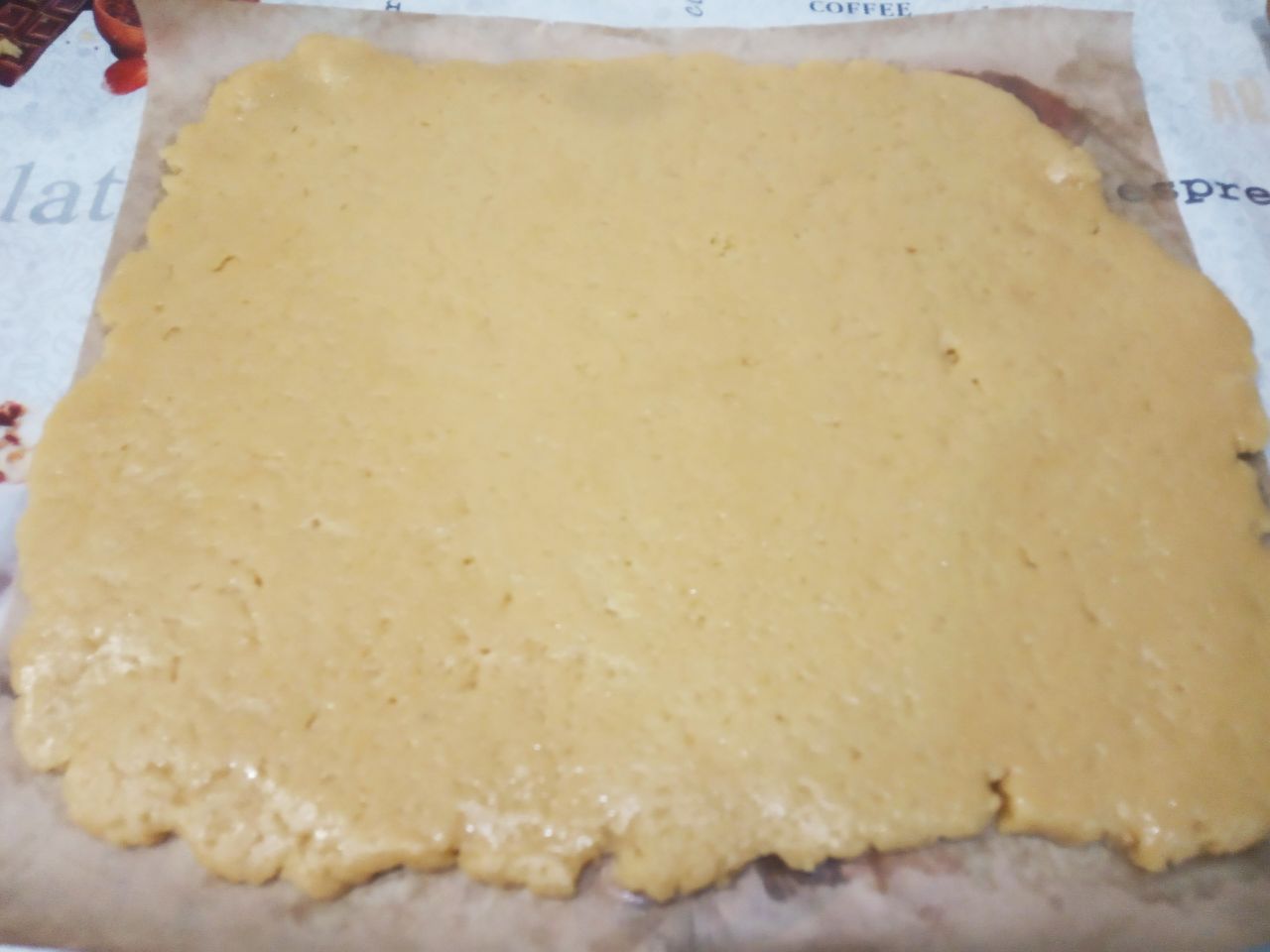Простой рецепт песочного домашнего печенья, просто и вкусно: Тесто раскатываем толщиной около 5 мм.