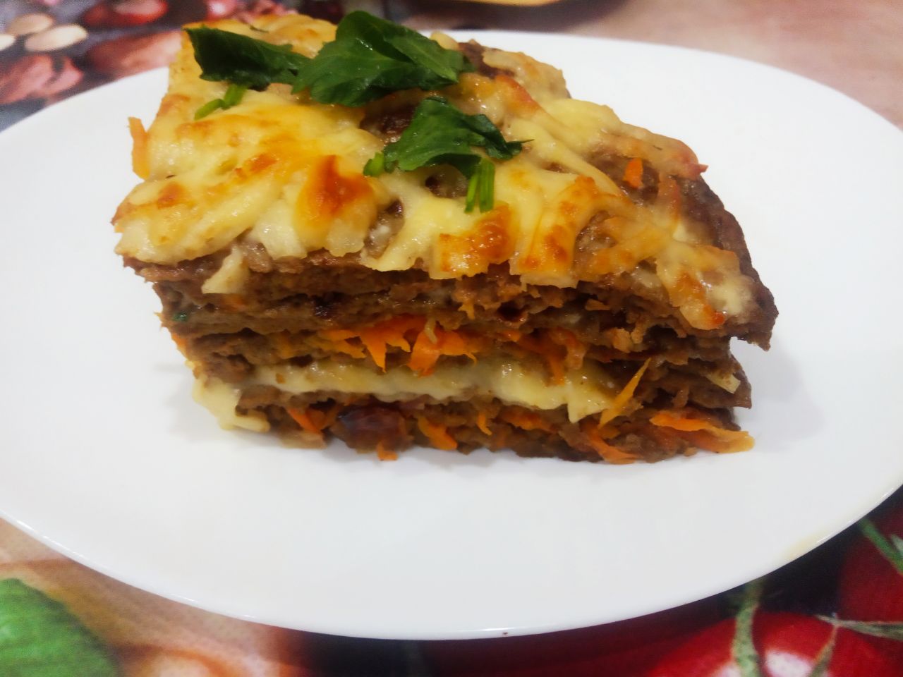 Простой рецепт торта из печени, сыра, лука и моркови