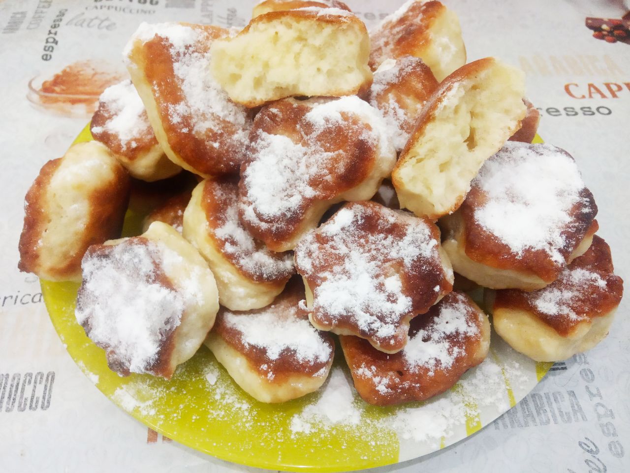 Творожная выпечка на сковороде к чаю, быстро и вкусно: Обжаренную выпечку кладем на бумажное полотенце, чтобы удалились излишки жира. Затем перекладываем выпечку на