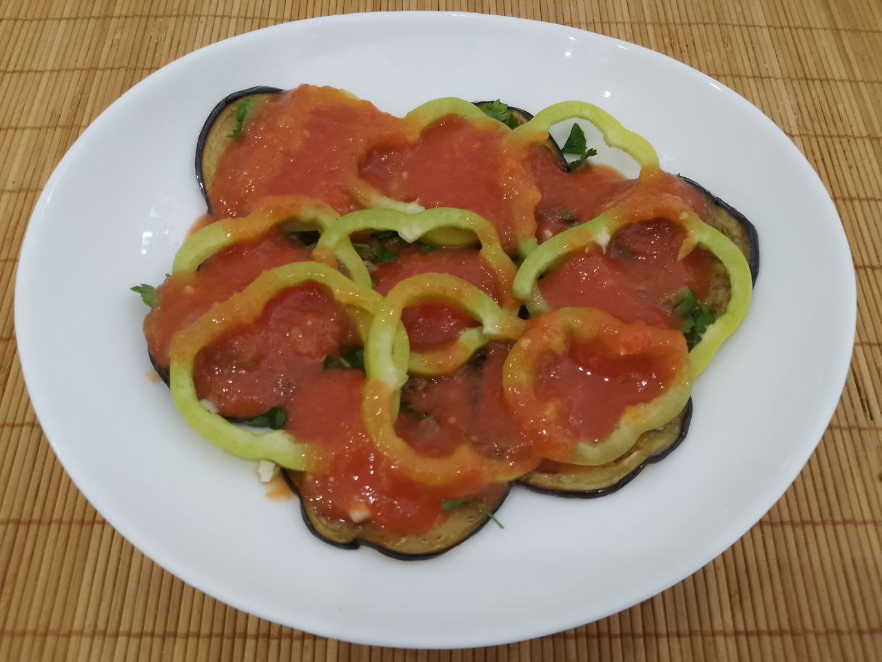 Салат из жареных баклажанов, помидоров, перца, чеснока и зелени, вкусный и аппетитный: Заливаем все проваренными и протертыми помидорами.