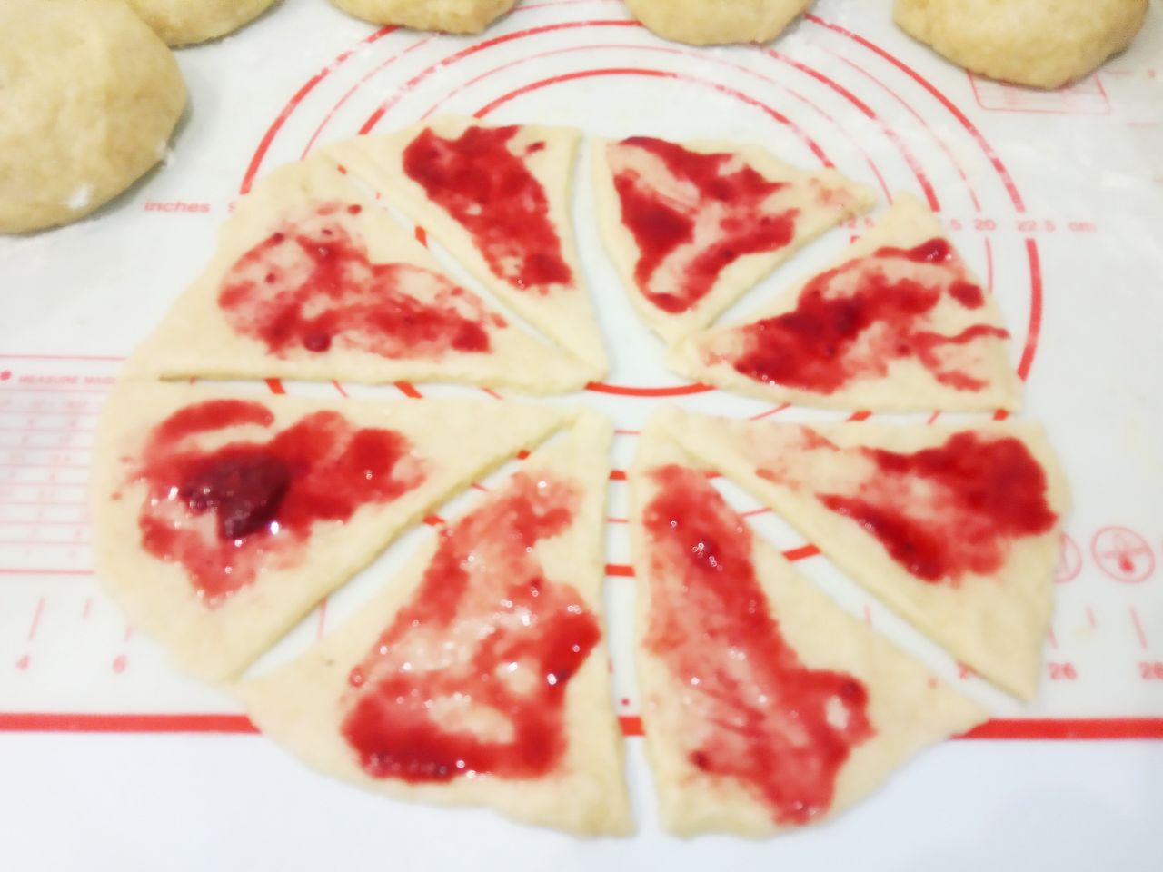 Рогалики с джемом на сметане, без яиц, просто и вкусно: Каждую часть смазываем джемом и сворачиваем рогаликом.
