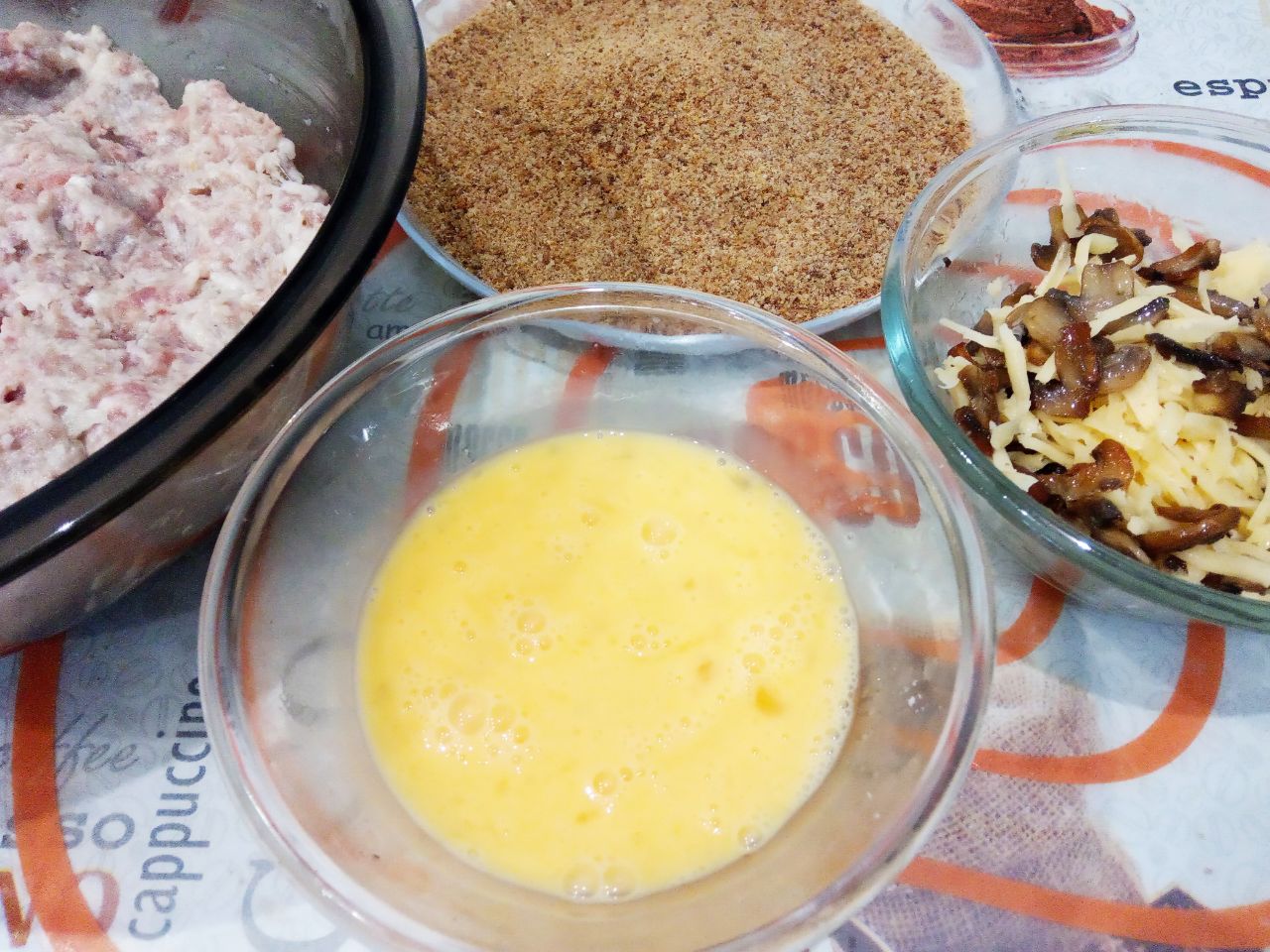 Мясные котлеты или зразы с грибами и сыром, в яичном кляре и сухарях: Разделяем фарш на 20 частей и разравниваем кружочками.