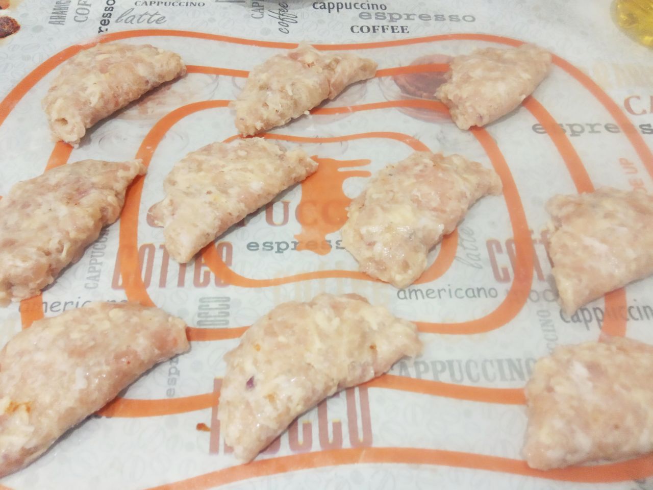 Мясные конвертики с сыром, жареные на сковороде: Закрываем сыр второй половиной кружочка, края соединяем.