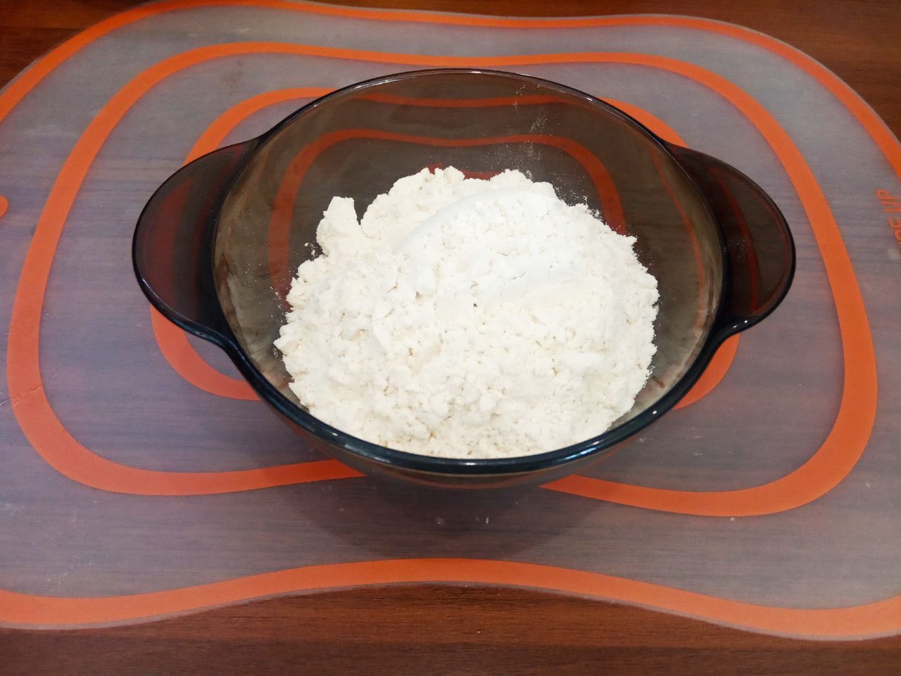 Ленивые беляши, просто и вкусно: В миску кладем фарш, лук с чесноком, добавляем яйца, муку и кефир с содой. Солим и перчим массу по вкусу,