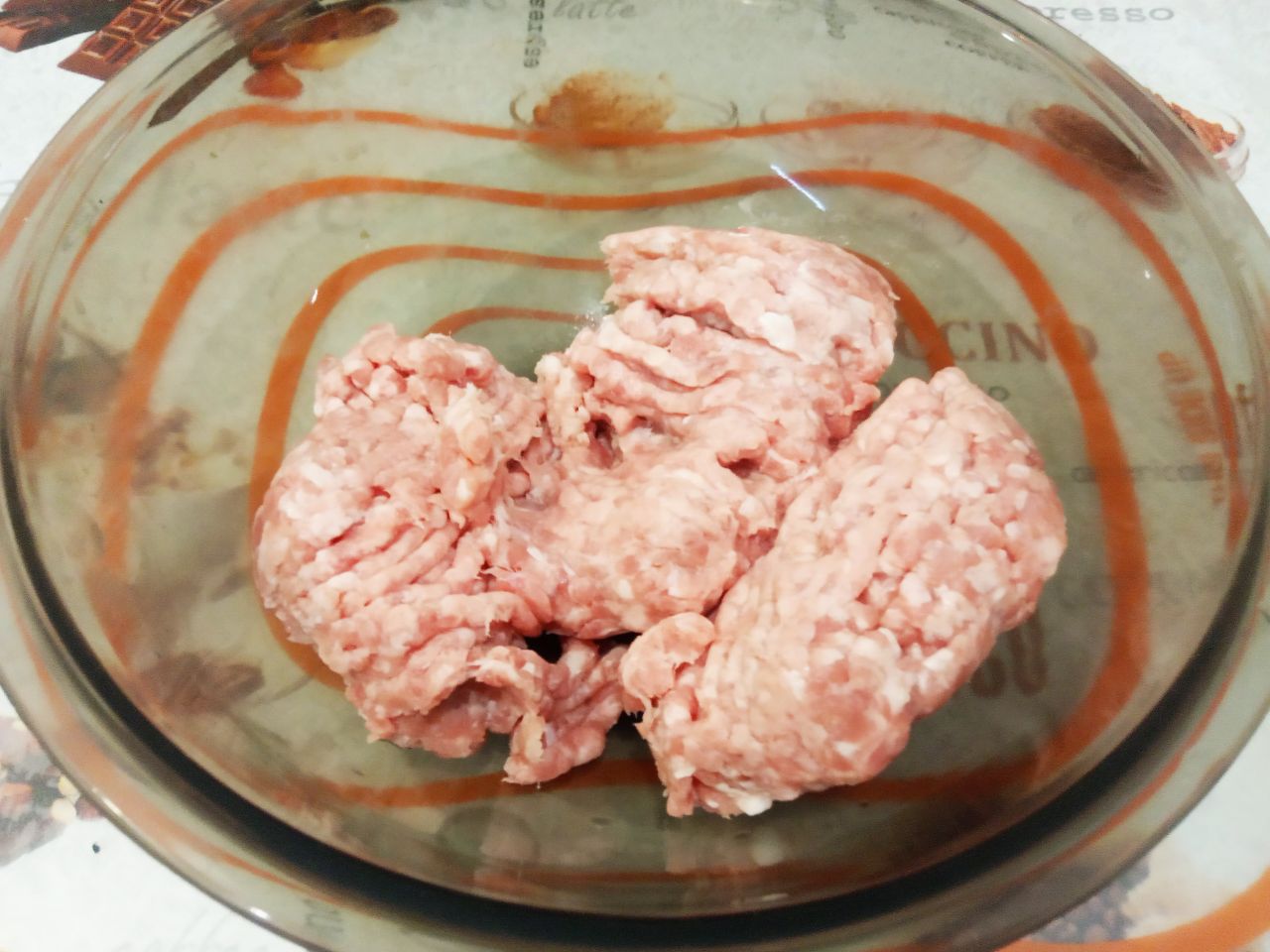 Мясные стожки с сыром и картофельным пюре: Соединяем фарш, лук, чеснок, манную крупу, кусочки сливочного масла, соль и перец по вкусу. Тщательно