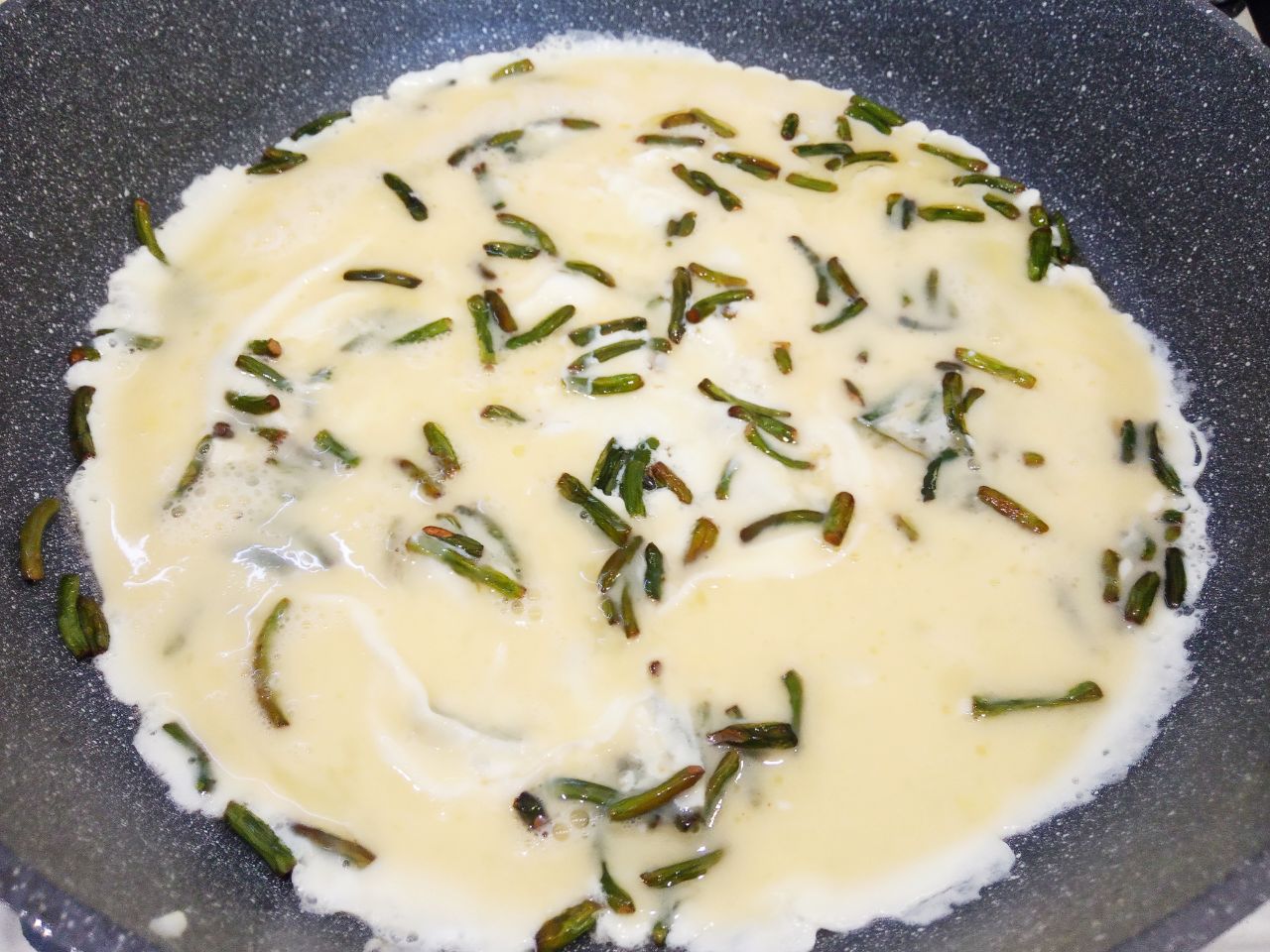 Вкусный и аппетитный завтрак из омлета, чесночных стрелок и сыра: Заливаем взбитыми яйцами и посыпаем красным или черным перцем.