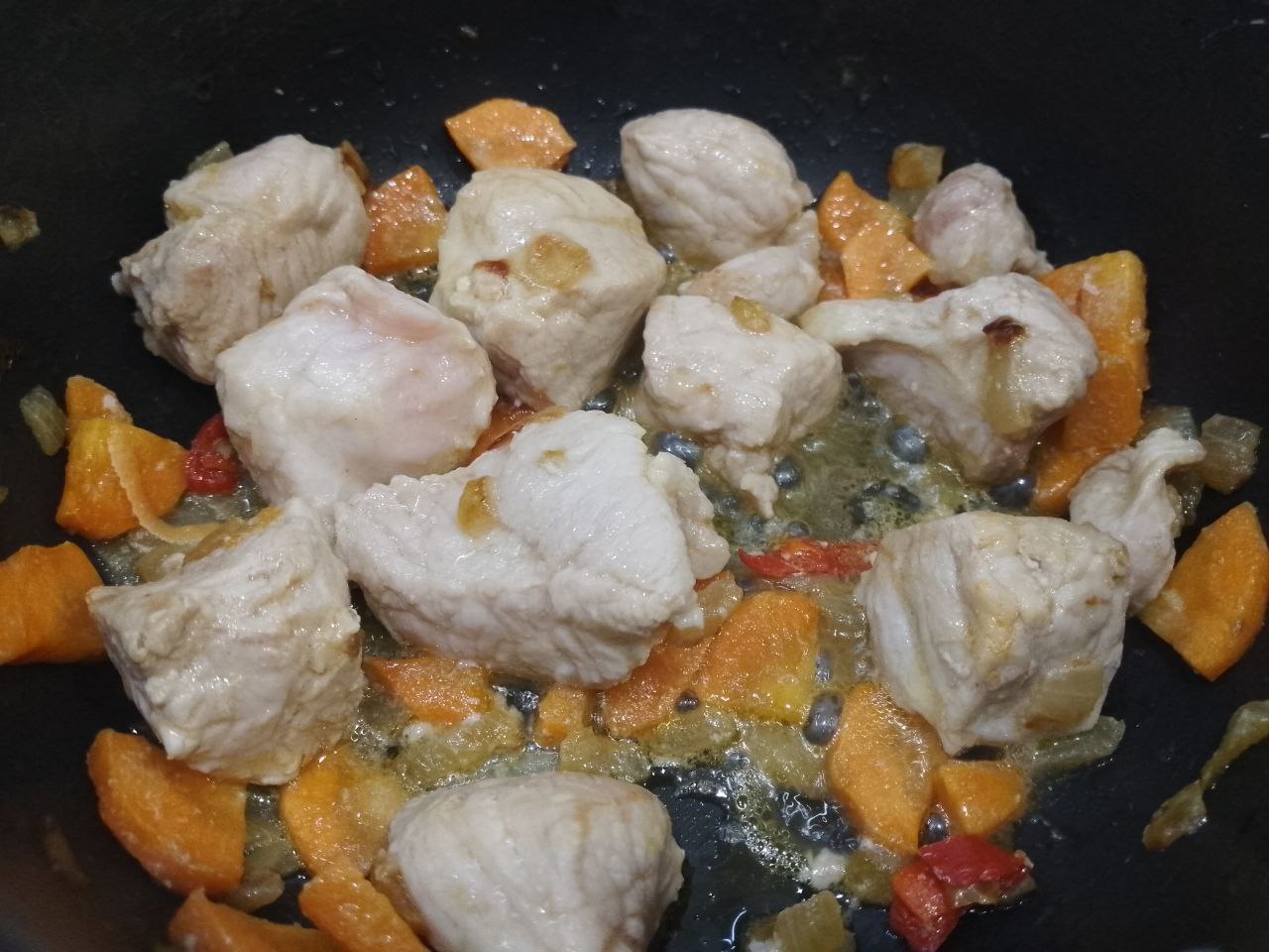 Пшенный острый суп со свининой и зеленью: Кладем кусочки мяса и измельченный красный перец, обжариваем.