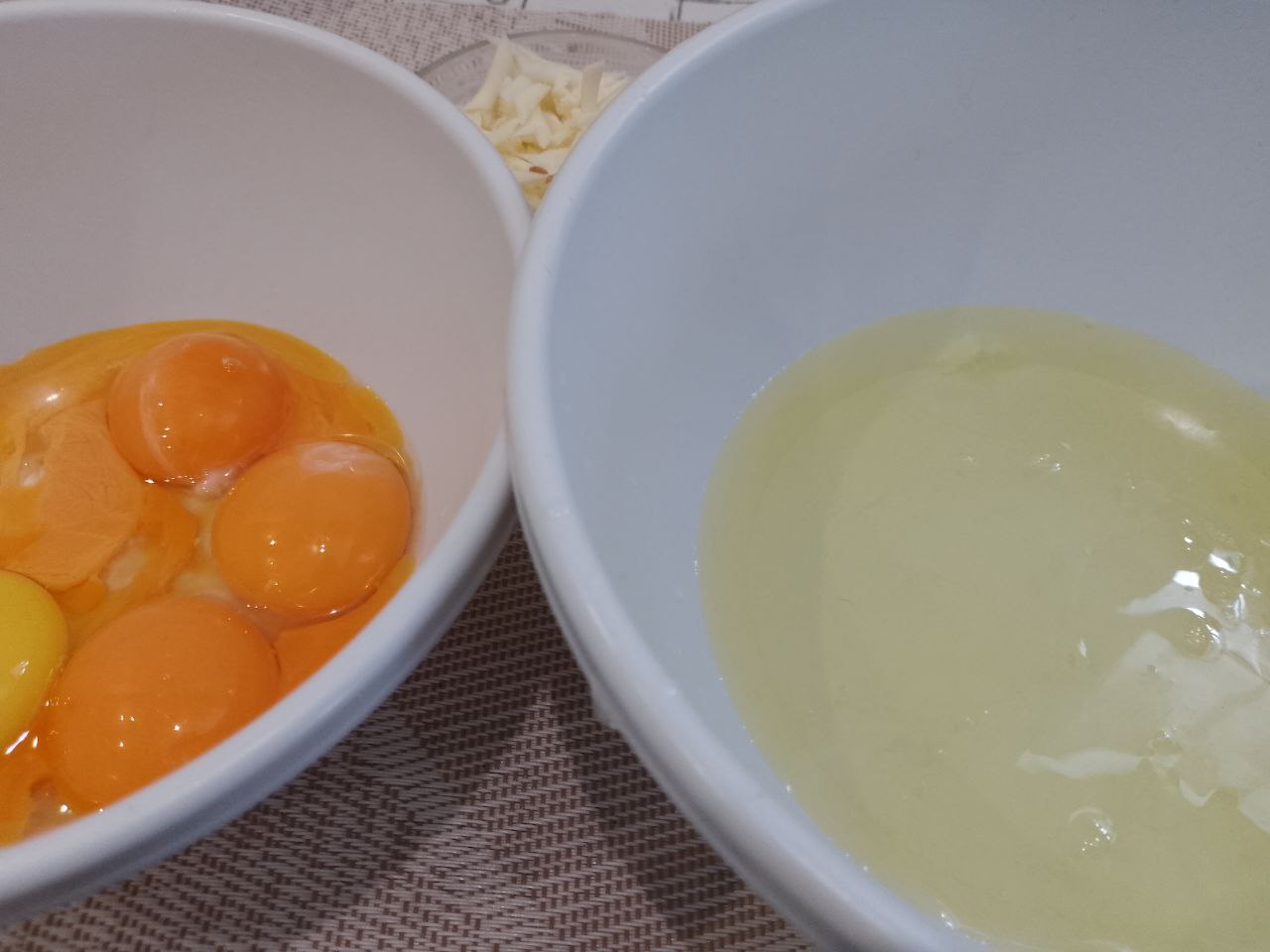 Нежный яичный омлет с сыром, на сковороде