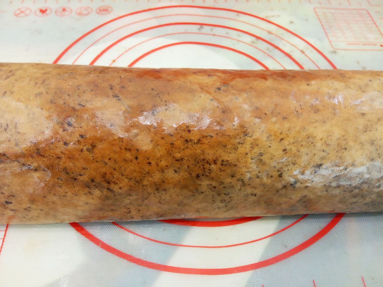 Рулет из бисквитного теста с шоколадом и джемом, вкусный и аппетитный: Испеченное бисквитное тесто достаем из духовки, выкладываем на рабочую поверхность и сворачиваем рулетом
